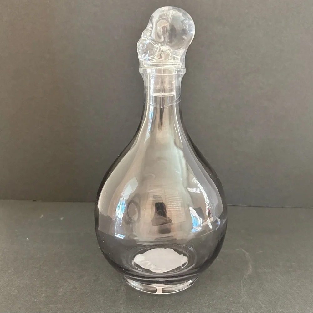 Skull Whiskey Decanter w/ A Skull Stopper &Smoked Grey Glass Bulbous 9.5” NEW
